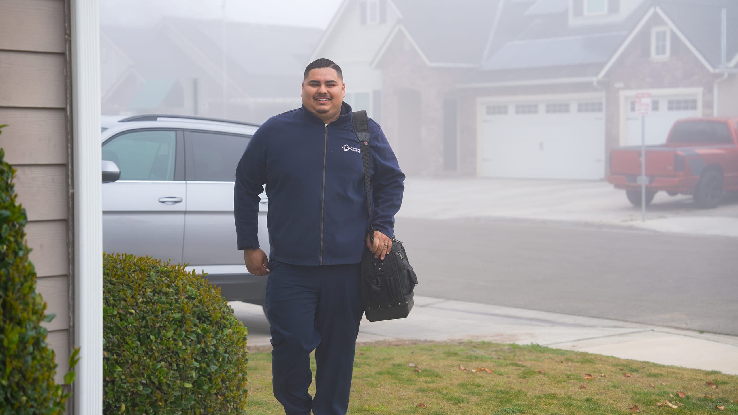 Técnico de Balanced Comfort llegando a una casa en Porterville