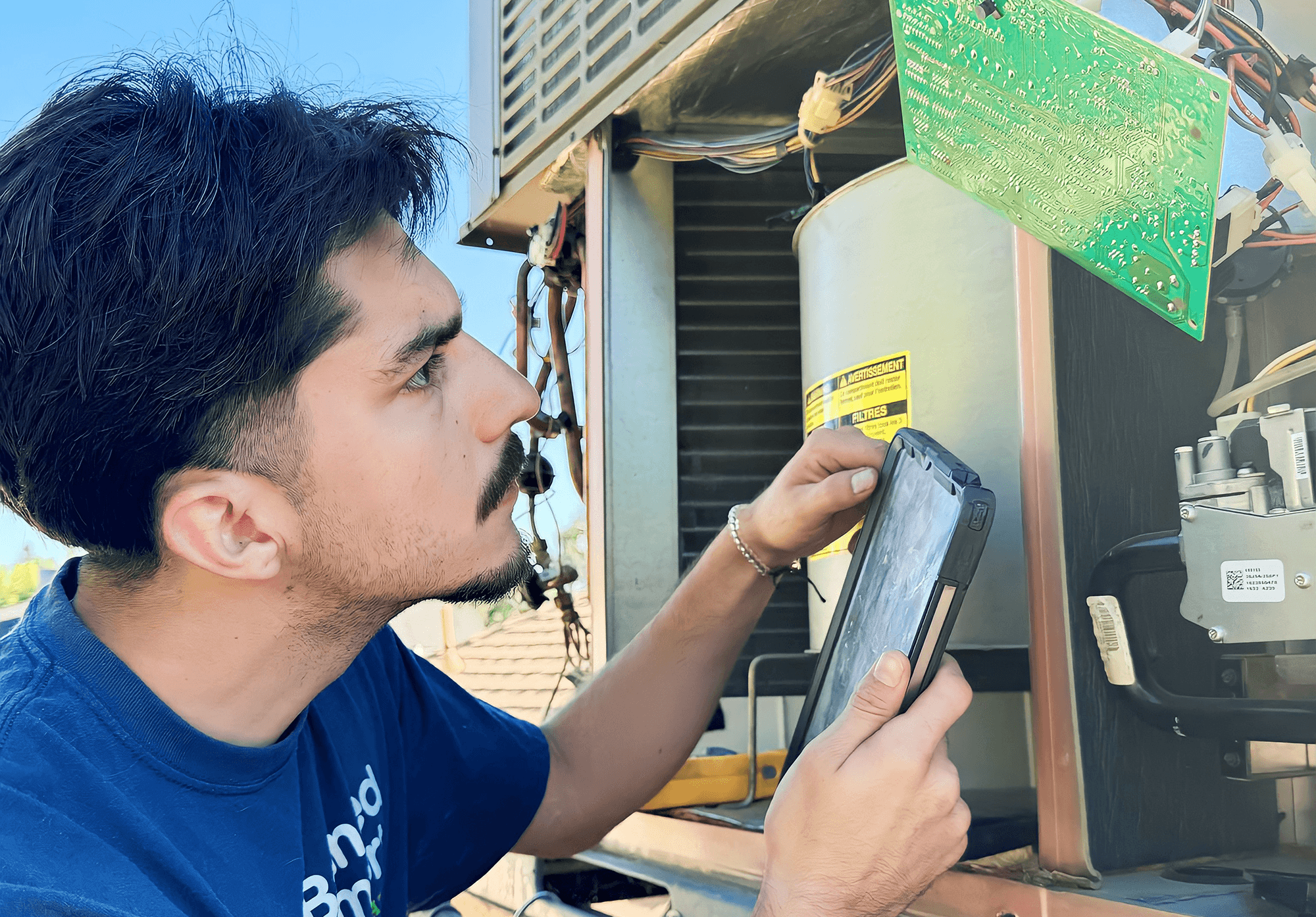 Técnico de Balanced Comfort evaluando una instalación de aire acondicionado en Chowchilla